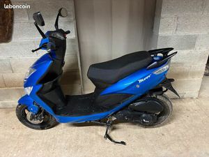 A VENDRE SCOOTER 50 CC ÉTAT NEUF ET GARANTIE