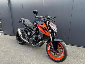 ② KTM - 1290 SUPER DUKE R