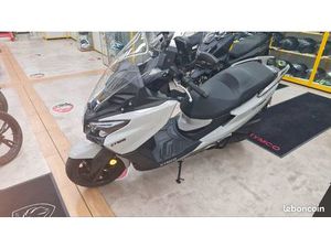 A VENDRE , SCOOTER KYMCO 125 X-TOWN CTIY 125 . GARANTIE CONSTRUCTEUR : 05/2027. PREMIÈRE MAIN