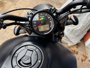 INDIAN SCOUT BOBBER MIT JEKYLL AND HYDE AUSPUFF