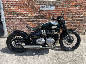 TRIUMPH BONNEVILLE BOBBER MIT WUNDERKIND HECK