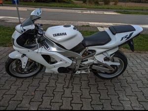 YAMAHA R1
