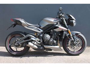 TRIUMPH STREET TRIPLE RS MIT ÖHLINS FEDERBEIN UND TIEFER