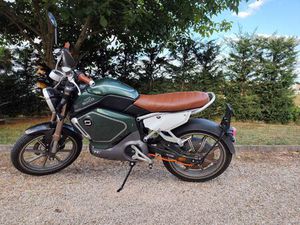 SUPER SOCO TC 2023. GOD. MALO KORIŠTEN + 2 KACIGE, 2023 GOD.