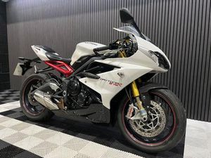 TRIUMPH DAYTONA 675 R FINANCE SPECIALISTS APPLY NOW LOW RATE FINANCE DELIVERY AVAILABLE 675 CC