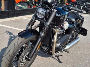 TRIUMPH BONNEVILLE BOBBER CHROME