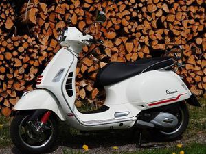 VESPA GTS 125, TOP ZUSTAND, AKRAPOVIC
