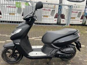 PEUGEOT KISBEE BLACK ED: 45 KM GEEL KENT 1E EIG IN TOP STAAT — SCOOTERS | PEUGEOT — MARKTPLAATS