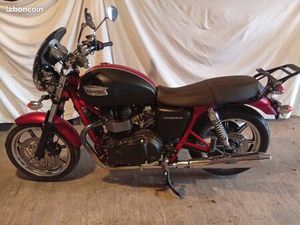 TRIUMPH BONNEVILLE SE 900