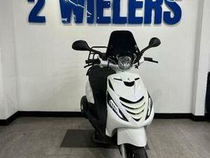 PIAGGIO ZIP 11-2021 AMETHYST WHITE SP IN NIEUWSTAAT — SCOOTERS | PIAGGIO — MARKTPLAATS