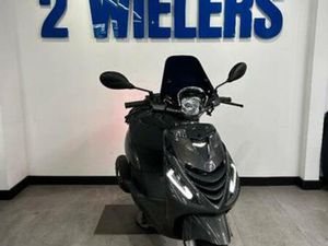 PIAGGIO ZIP 11-2023 PSYGODELIC BLACK SP IN NIEUWSTAAT — SCOOTERS | PIAGGIO — MARKTPLAATS