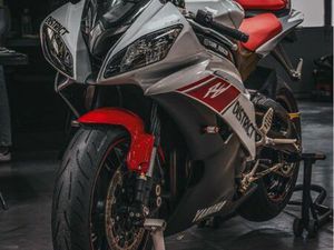 YAMAHA R6