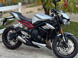 TRIUMPH STREET TRIPLE 765 R