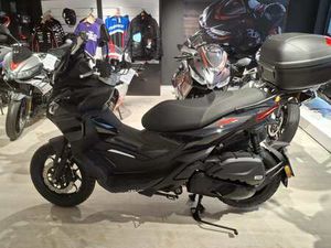 APRILIA SR GT 125 BLACK - IHNED SKLADEM