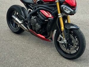 TRIUMPH SPEED TRIPLE 1200 RS