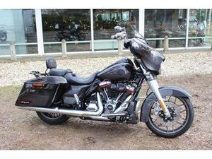 ② HARLEY-DAVIDSON STREET GLIDE