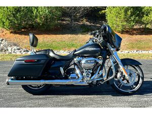 2017 STREET GLIDE®