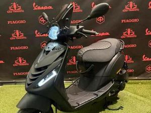 PIAGGIO ZIP 2024 BROM! SP MATTE ZWART / RS ZADEL / GARANTIE! — SCOOTERS | PIAGGIO — MARKTPLAATS