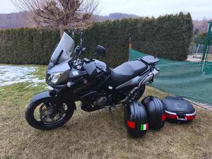 SUZUKI DL 1000 V-STROM (2007) VELMI PĚKNÝ, 43 TIS.KM, KUFRY, DOPLŇKY