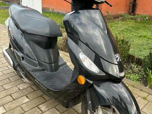 ② SCOOTER PEUGEOT V-CLIC CLASSE A