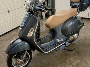 ② VESPA 250 GTS FONKELNIEUWE STAAT 2300 KM