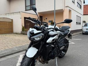 TRIUMPH STREET TRIPLE 765 R - TOP ZUSTAND UND WENIG KM!