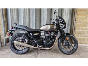 TRIUMPH BONNEVILLE 900 STREET TWIN, 2017, 11,976 MILES, BEAUTIFUL CONDITION