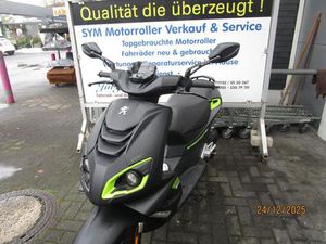 PEUGEOT SPEEDFIGHT 4 IN MATTSCHWARZ MIT GRÜNEN BLENDEN
