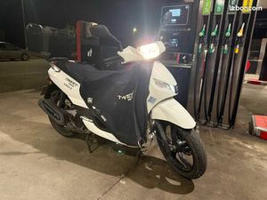 PEUGEOT TWEET 125 2023 PREMIÈRE MAIN TOP CASE TABLIER GONFLANT