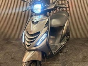 PIAGGIO ZIP 4T 3V BROM 2022 FULL OPTION PORSCHE AGAAT GRIJS — SCOOTERS | PIAGGIO — MARKTPLAATS