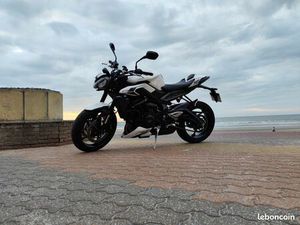 TRIUMPH STREET TRIPLE