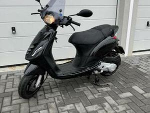PIAGGIO ZIP 2024 45KM FULL OPTION (4200KM) — SCOOTERS | PIAGGIO — MARKTPLAATS
