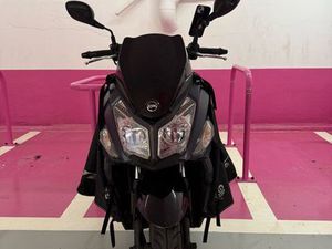 JE VENDS UN SCOOTER SYM JET 14 50 CC, ANNÉE 2023. LE SCOOTER A ÉTÉ ACHETÉ NEUF EN 2023 (FACTURE D’ORIGINE DISPONIBLE). ◊ JE L’AI ACHETÉ IL Y A ENVIRON 3 MOIS, J