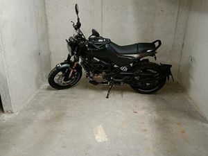 ② HUSQVARNA SVARTPILEN 125 ( 2060 KM )