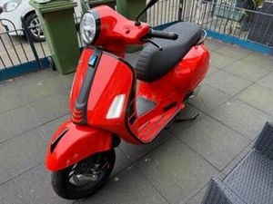 VESPA GTS 300 SUPERSPORT - ZO GOED ALS NIEUW - 405KM — SCOOTERS | YAMAHA — MARKTPLAATS