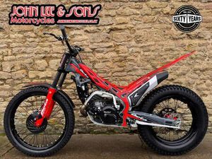 BETA EVO 300 CC TRIALS BIKE, 2025 MODEL, ROAD REGISTERED, LOVELY CONDITION