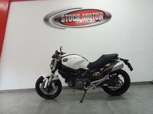DUCATI - MONSTER 696