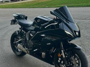 YAMAHA R7