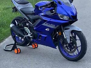 YAMAHA R3