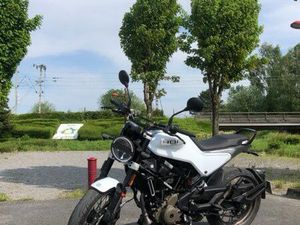 HUSQVARNA 401 VITPILEN GUIDON SVARTPILEN A2