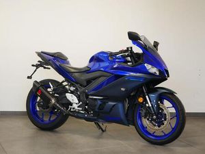 YAMAHA YZF-R3 MIT AKRAPOVIC + EXTRAS.