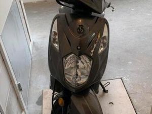 ZEER GOEDE SYM ORBIT BROMSCOOTER GEEL KENTEKEN 1E EIGENAAR!! — SCOOTERS | SYM — MARKTPLAATS