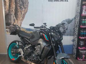 ② YAMAHA MT09 CYAN