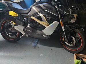 SUPER SOCO TS STREET HUNTER – 2 BATTERIES – DÉBRIDÉE