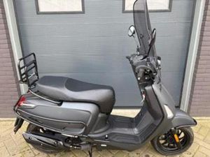 KYMCO NEW LIKE BROM 45KM GEEL 2023 EURO-5 BOMVOL IZGST — SCOOTERS | KYMCO — MARKTPLAATS