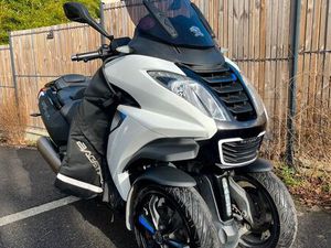 PEUGEOT METROPOLIS 400 ULTIMATE SPORT – 16 100 KM – 1ÈRE MAIN – RÉVISION 2025 – PNEU ARRIÈRE NEUF – TABLIER BAGSTER – LED