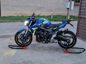 SUZUKI GSR 750 →