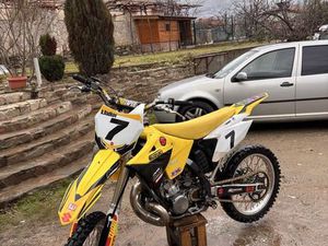 SUZUKI RM 250 С. БЕЛО ПОЛЕ