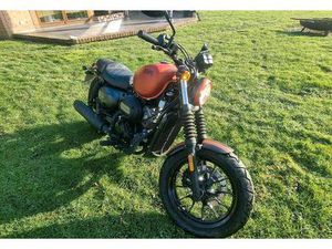 HYOSUNG GV125S BOBBER