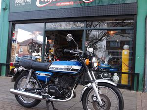 1977 1976 YAMAHA RD250 RARE 1ST ED SQ TANK, REAR DRUM BRAKE MODEL A VENDRE